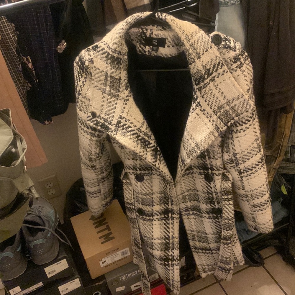 XS Women’s Black and White Trench Coat W/ Belt.. In great condition..